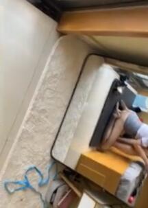 黑丝OL制服女友回家就被男友
