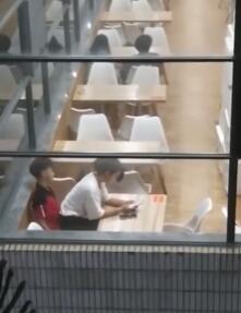 某高校学生情侣在食堂2楼角落