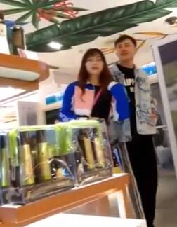 极品女不穿内裤和男友逛商场一览无余