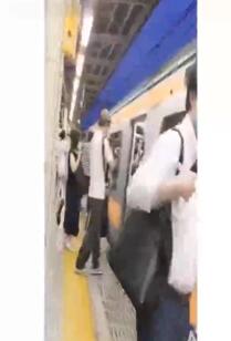 齐叔强行摸了一个JK群的妹子手都要塞进去了