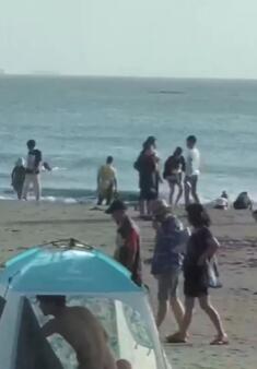 小青年和女友在海边帐篷帘子坏了