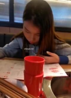 02年妹子吃饭被下药